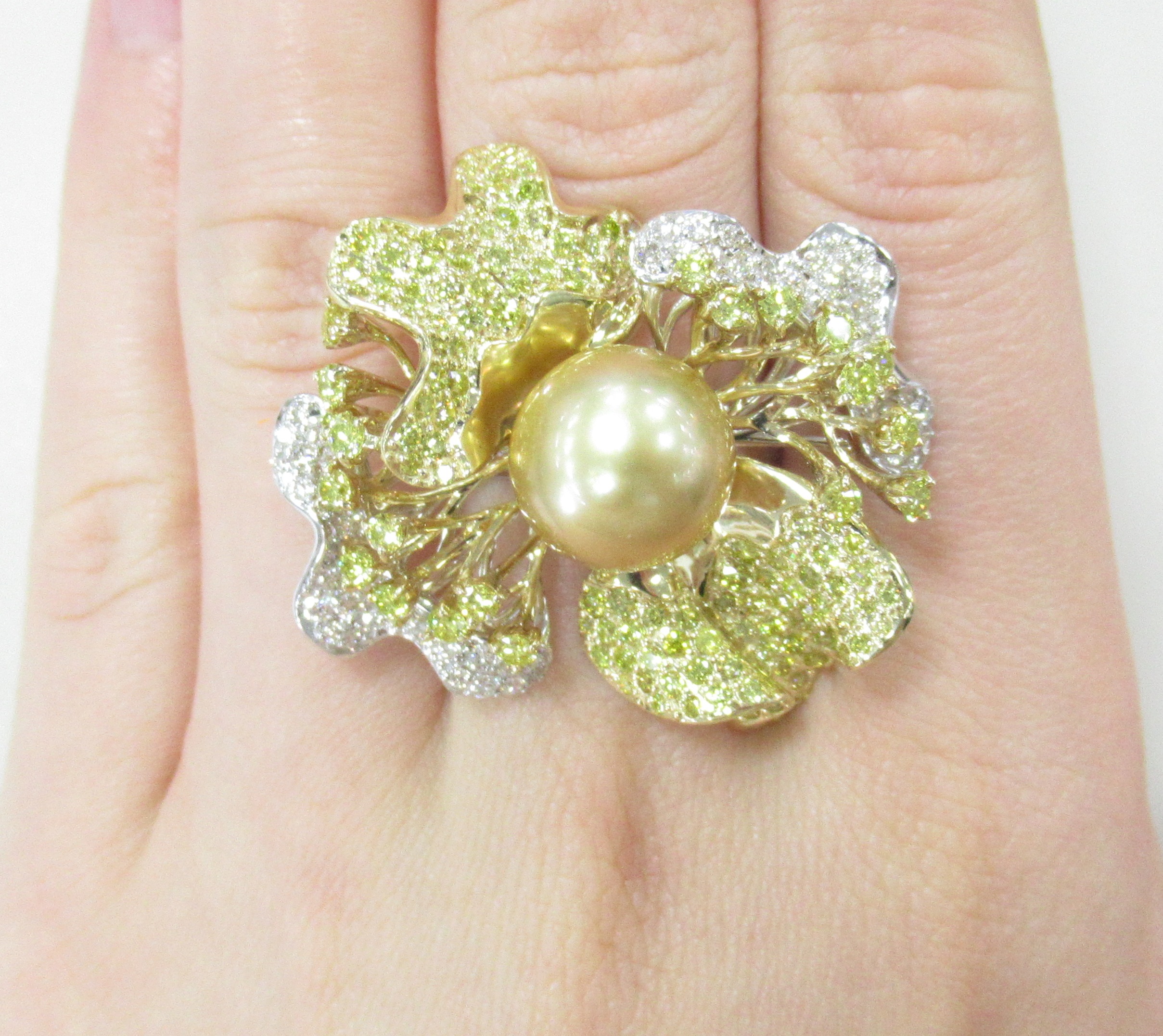 Золотое кольцо 585 пробы; белое,желтое золото; родий; вставки 1 Жемчуг культ. морск. золотой 11,569;